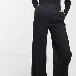 Svarta byxor  - Väldigt fina  svarta byxor som passar till allt köpta på ASOS . Aldrig använda och är i nyskick! 🕺🏽  ✨