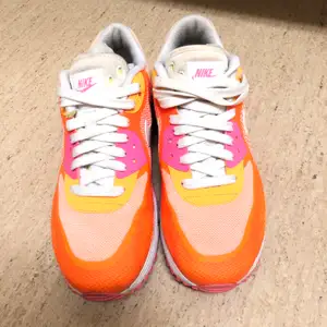 🌟 Superfina sneakers från Nike, Airmax, färg edition orange/pink. Storlek 36.  Kan mötas upp i Helsingborg eller skickas mot en fraktkostnad 📮 