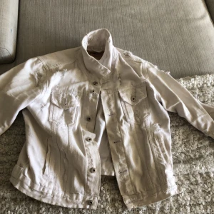 Jeans jacka vit - Använt ett par gånger och den ska vara sliten den var så när den köptes!