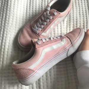 Rosa Vans - Old skool vans i babyrosa/smutsrosa. Köpta i tokyo och endast använda en gång. Jag har storlek 38 och de passar på mig! Så skulle säga att de är en liten 39a! Tvättar skorna innan de skickas iväg! Köparen står för frakten