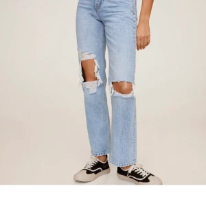 Jeans från mango - Säljer nu dessa favorit jeans som är helt slutsålda , storlek 36 , frakt tillkommer 💕💕BUDA.                          Högsta bud :575