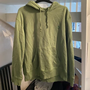 Grön hoodie  - Frakt 66kr hör av dig för intresse eller eventuella frågor, kram💞💞🤝