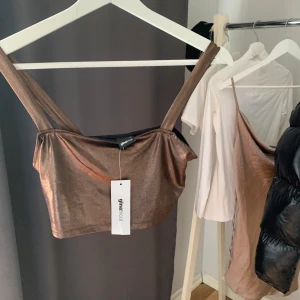 Tröja från Gina (prislapp kvar)  - Bronz färgad topp som tyvärr aldrig kom till användning! Passar S också!