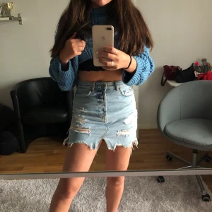 jeanskjol  - Jeanskjol från Bershka. Stl 34/xs, fint skick, nypris 400 kr. Frakt + högsta bud!