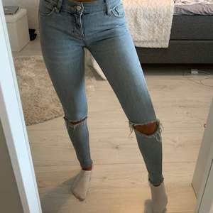 Säljer mina supersnygga håliga jeans från Bikbok pga att de blivit för små för mig. Storlek XS! Felfria. 100kr eller högsta bud + frakt🥰