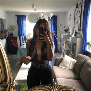 Twist neck body - Oanvänd bodysuit från nelly med prislappen kvar. Man kan både ha den som twist neck eller som på första bilden vilken jag tycker är snyggare☺️ köparen står för frakten!