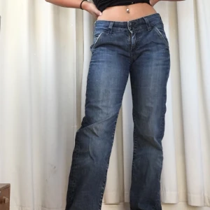 Jeans -  Lågmidjade jeans! Raka i modellen, slutar vid hälarna på mig som är 160 cm💘frakten ligger på 66kr. 🦋högsta bud: 100kr🦋