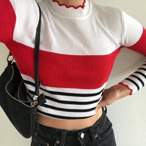 Randig långärmad tröja - Supersöt och populär tröja ifrån zara! I superbra skick! Fraktkostnad tillkommer!🥰🥰🥰