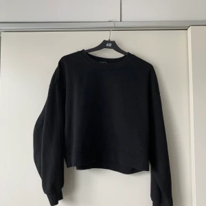 Collagetröja Zara - Svart collagetröja som är lite croppad från Zara i storlek S