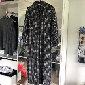 Envii klänning - Jätte fin rutig klänning från envii. Aldrig använd så super fint skick. Storlek xs men passar även s. Kan skicka fler bilder vid intresse.