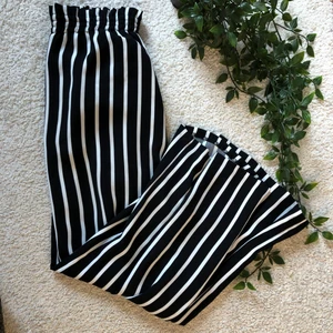 Randiga Zara byxor - Tunna högmidjade  byxor från zara som passar bra till fest eller vardag. Materialet är kostymmaterial och är i nyskick Passar storlek 38. Frakt inkl i priset😊