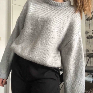 Grå stickad tröja - Avslöja stickad tröja. Som ny. 