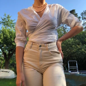 Omlottblus - Figurfrämjande omlottsblus som tyvärr är lite skrynklig på bilderna men väldigt fin och kan knytas på olika sätt