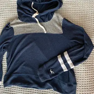 Lite croppad huvtröja i JÄTTEmjukt material från Hollister. Perfekt att bara mysa i eller ha på gymmet! (Ser ut som en fläck på tröjan men är bara ludd!) Köparen står för frakten. Priset kan diskuteras!