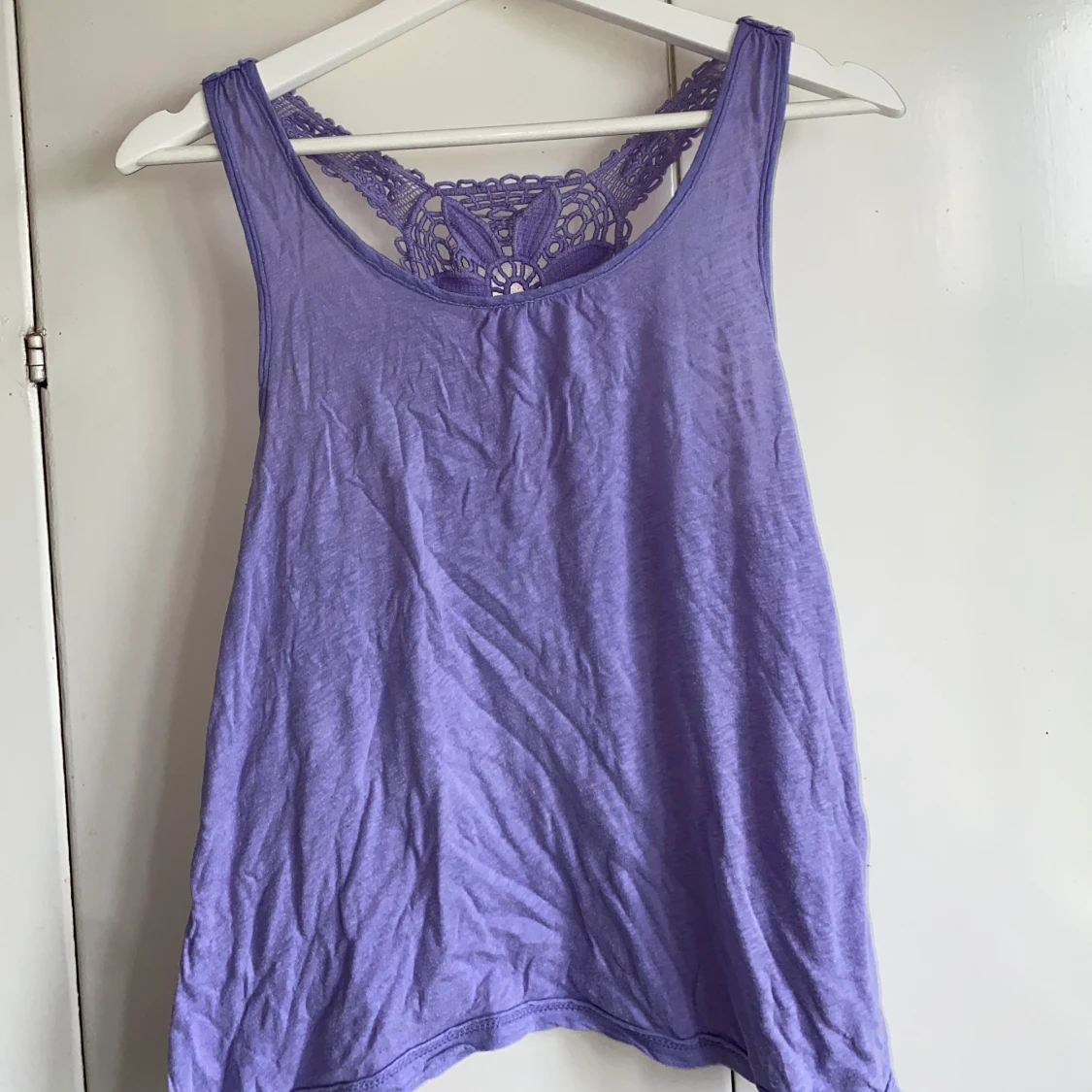 Supergulligt lila linne med fin rygg!