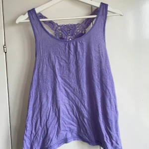 Supergulligt lila linne med fin rygg! - Superfint och gulligt linne i en härlig lila färg med väldigt speciell rygg! Egentligen barnstorlek men uppskattar till XS-S men kan passa större storlekar om man vill ha det lite kortare🥰 priset går att diskuteras! Köparen står för frakten!