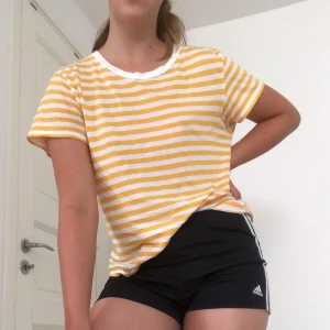 Tshirt - Gullig tshirt från Monki. Köpte den förra året, har dock inte använt den så mycket. Om du undrar något är de bara att skriva till mig! ✨