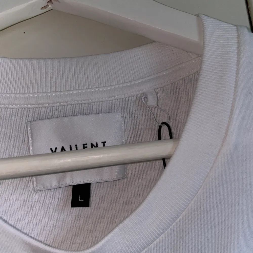 Superfin helt ny Valient-tröja med lappar kvar!! Kostade 300kr som ny så vill helst ha ca 170 kr för den men går att diskutera! Köparen står för frakt!🥰. T-shirts.