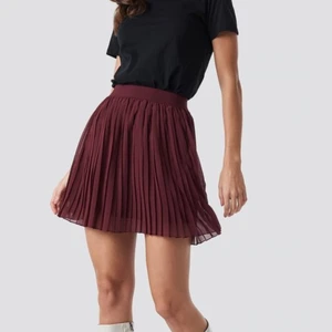 Populär nakd kjol - Volangkjol från nakd i strl xs men sitter som en xs/s, super fin, skriv för fler bilder💗💗 frakt tillkommer 