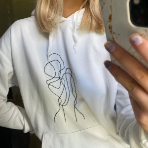 Hoodie - Vit, tunn hoodie från Cubus som jag själv broderat, använd ett fåtal gånger men väldigt fin i kvalitén, inga missfärgningar eller slitningar. Startpris 130kr, är flera intresserade meddelar jag om budgivning💗