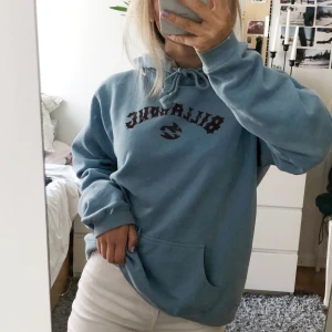 Hoddie - En blå hoodie från Billabong. Köpt secondhand men ändå bra kvalitet. Frakt tillkommer💙
