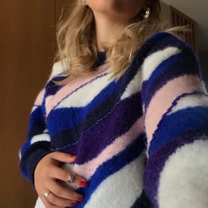 Stickad tröja & Other Stories - Jättemysig och välbehållen stickad tröja från & Other Stories. Orginal pris var ca 900kr