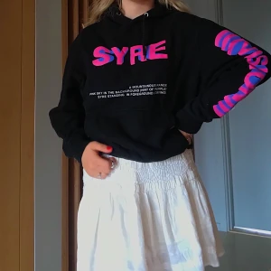 Jaden Smith Syre hoodie - Jätteskön hoodie från Jaden Smiths merch för albumet Syre, köpt på hemsidan vid droppet för ca 800kr. I bra skikt och helt slutsåld! Det verkar va många intresserade så buda gärna! 500 högsta bud just nu!