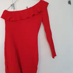 Nice one shoulder dress in red. Size:34, S. It's in Märsta. 
