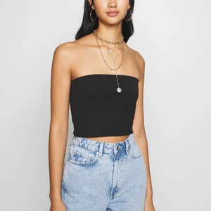 Tubtoppar  - Två tubtoppar i svart och vit från Asos. Aldrig använda pågrund av fel storlek. En för 60kr och båda för 100kr