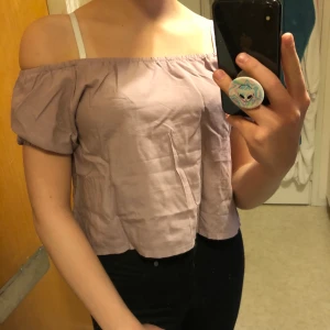 Offshoulder topp - Unik, smutslila, offshoulder topp som är sydd av min mamma. Den sitter ganska tajt i ärmarna men ingenting man tänker på när man bär den. Skulle säga att den är i storlek XS/S. Skicka ett meddelande till mig om du vill ha fler/bättre bilder ☺️ 50kr+frakt 
