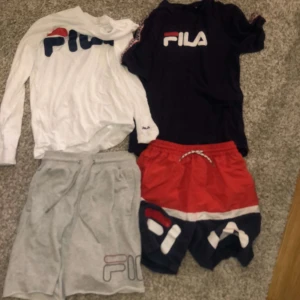Fila sett med bl.a. badbyxor. - 1x t-shirt siZe s eller siZe 14. 1x långärmad T-shirt siZe xs. Shorts siZe s och badshorts siZe s eller 14.    Bra skick på alla kläder.