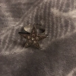  Stjärn ring  - En jätte fin stjärn ring som är justerbar 