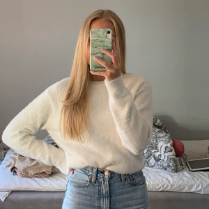 Vit tröja från H&M - Jättemysig vit tröja från H&M. Sparsamt använd. Strl XS men väldigt stretchig så passa flera storlekar.