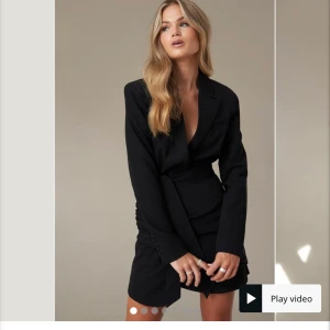 Blazerklänning  - Oöppnad, helt ny svart blazerklänning från Hanna schönbergs x NAKD, om det är hög efterfrågan blir de budgivning 