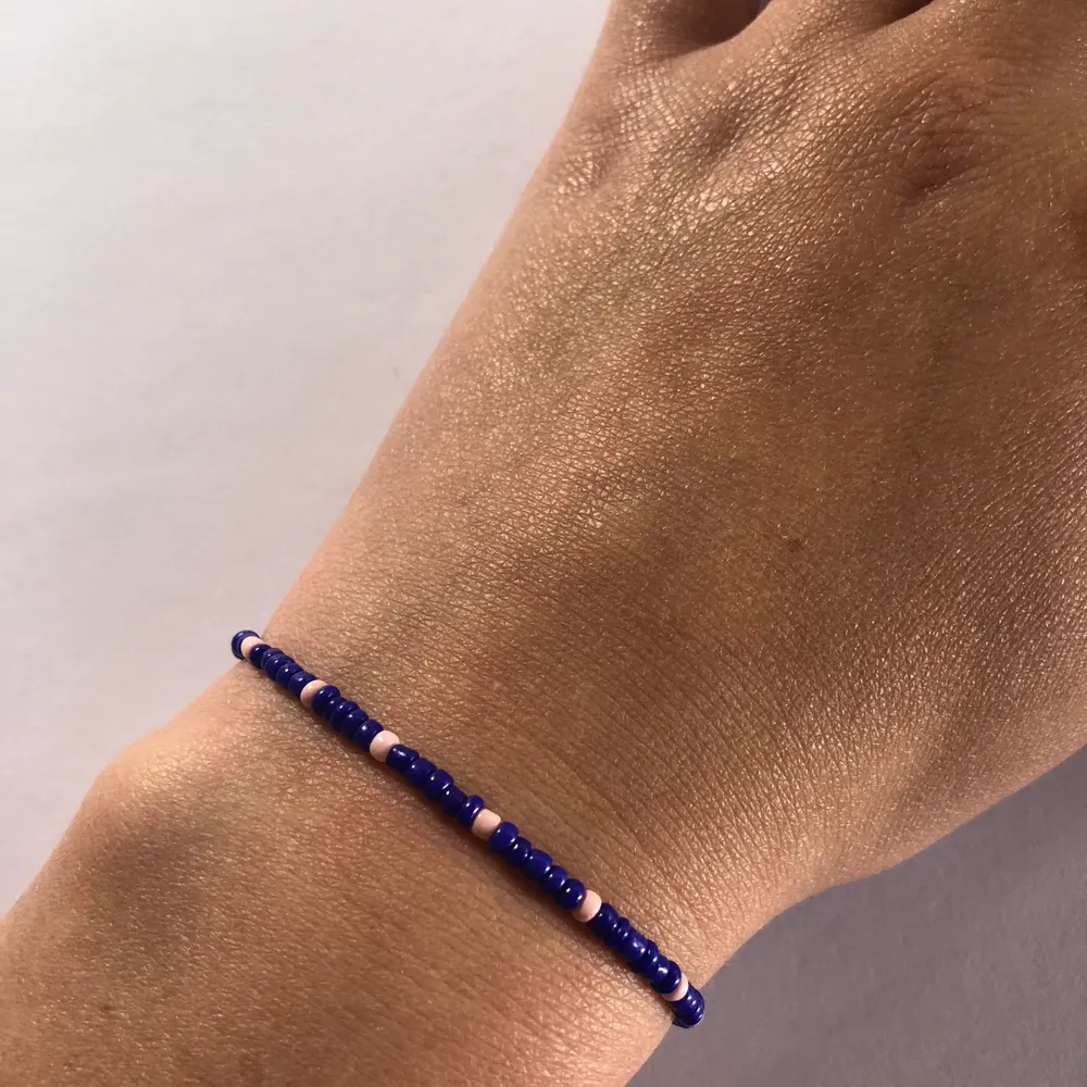 Superfint handgjort armband med blå och ljusrosa glaspärlor💙💕⚡️ Tråden är elastisk och därmed passar armbandet de allra flesta! Kan göra armband/halsband på beställning, skriv då!💕. Accessoarer.