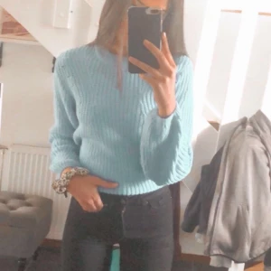 Blå stickad tröja - Blå stickad tröja från Gina tricot helt slutsåld. Använd fåtal gånger. 