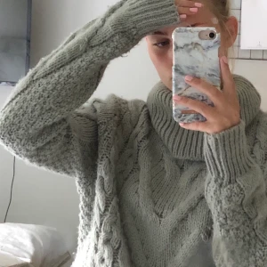 Tjocktröja ivyrevel - Mjuk stickad tröja i kort modell från ivyrevel. Lite nopprig💕 50kr+frakt