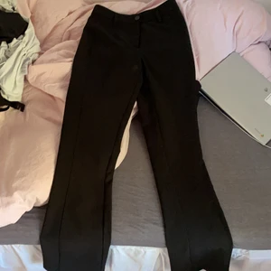 Kostym byxor  - Säljer dessa sjukt fina  Flarie ”kostym byxor” från chiquelle då jag inte riktig känner att det är min stil🦋🦋 köpte de i julas för 500 å säljer de nu för 200! har aldrig använt de, lappen finns kvar💕 