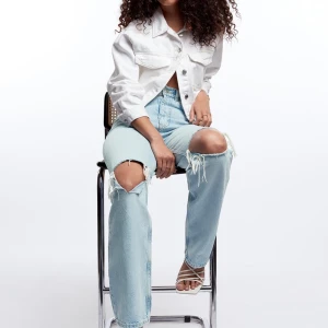 Ginatricot jeans - Säljer nu dessa helt nya populära jeans från Ginatricot som är helt slutsålda. (Lapparna sitter kvar) Har två par i storlek 34. BUDA FRÅN 400kr. Bud ska höjas med minst 20kr HÖGSTA BUD NU 600kr