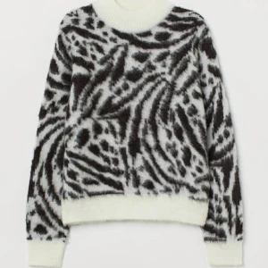 Kofta zebra mönster strl M - Jättefin kofta i ett skönt material med zebramönster i storlek M men skulle säga att den passar på någon med s också. Haft den i ungefär 3 månader och använts ett fåtal gånger. En gnutta utnött men inget som syns. Säljer den pga inte min stil längre.💕⚡❤30+frakt 