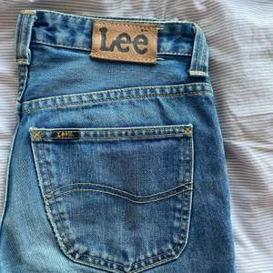 Lee jeans storlek 29 midja 33 längd, bra kvalitet har inga skador! Lågmijade. Säljer på grund av att dem inte passar mig. Köparen står för frakten. 