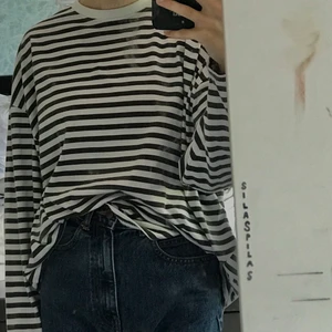randig tröja - supercool svart och vit randig, oversized, långärmad tröja från missguided🥰 köpte den någon gång förra året men är fortfarande i bra skick✨ 90kr INKLUSIVE FRAKT!! 🚚 