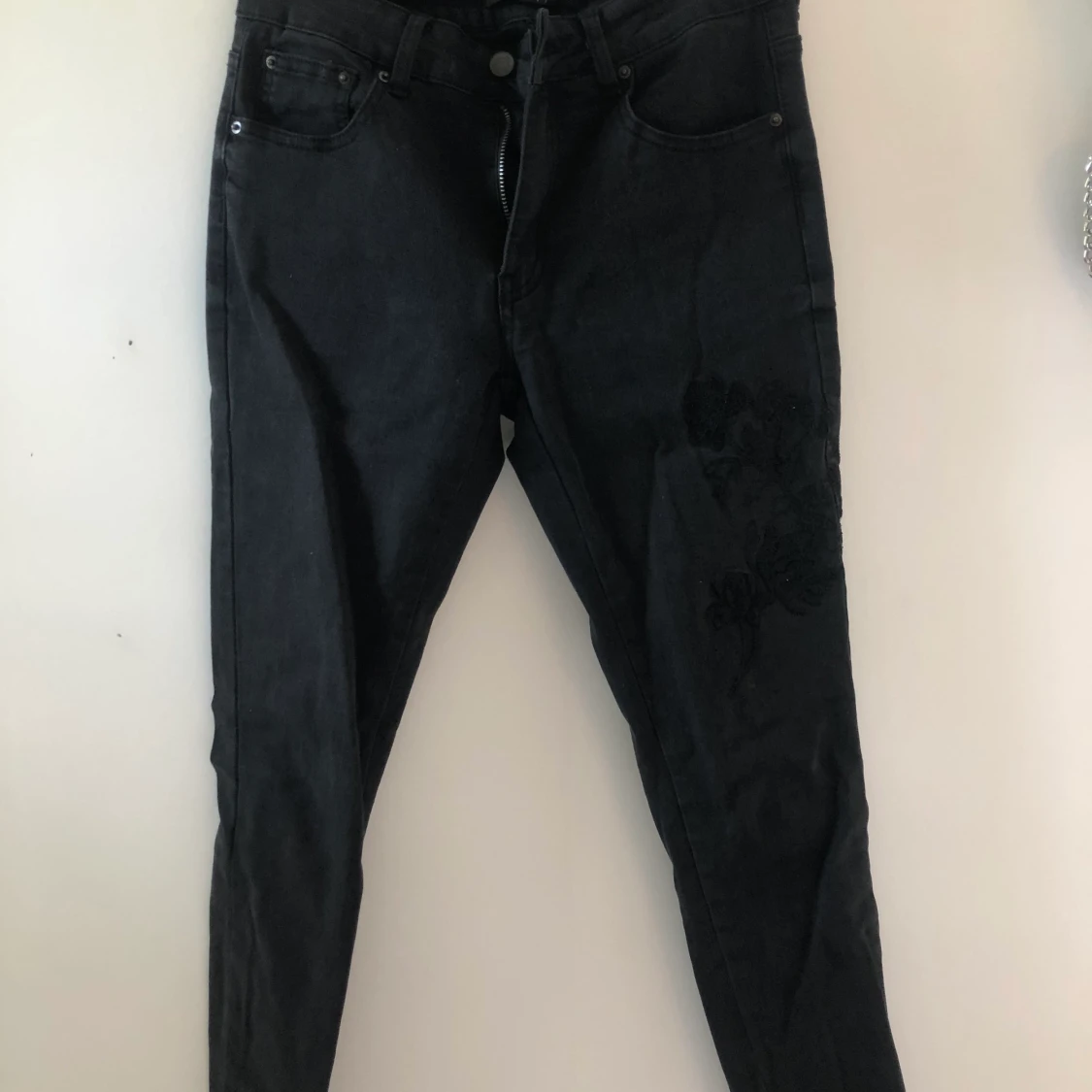 Svarta jeans med broderi!