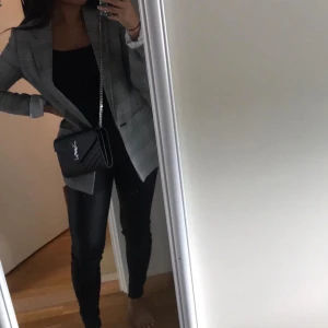 Snygg rutig kavaj från bershka - Knappt använd kavaj från bershka i storlek xs. Säljs för 100 kr, behövs de fraktas kostar det 63 kr.