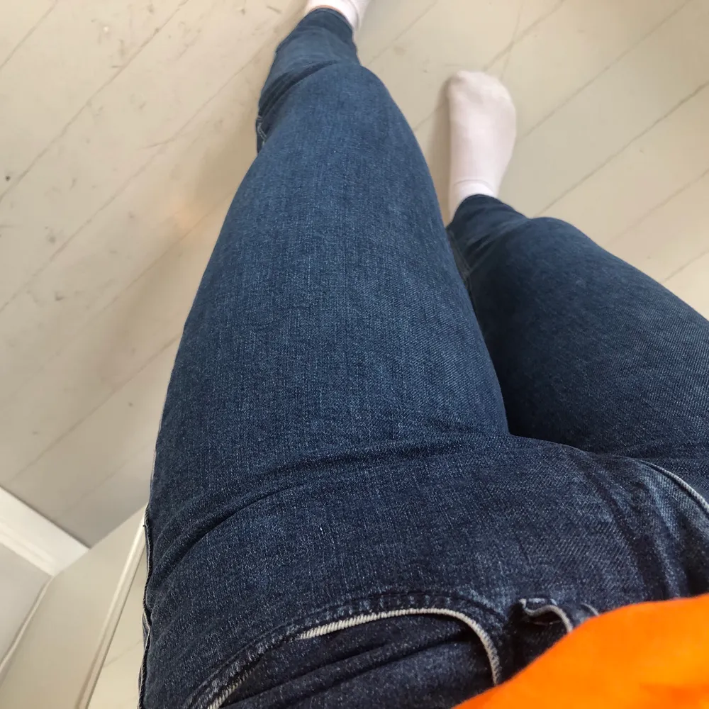 Super snygga Calvin Klein jeans i färg som på första bilden och passform som på andra OBS! (färgen är missvisande på andra bilden). Jag är ca 175cm, kontakta mig för mer detaljer & mått mm. 📦 Frakt 63kr spårbar! Jag ansvarar inte för postens slarv! . Jeans & Byxor.