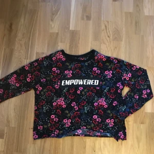 Oversized långärmad tröja!  - Ganska stor tröja för att vara M men den ska sitta så! Jätte fin och blommig tröja! Kan tänka mig att sänka priset vid snabb affär! Tröjan är som ny!