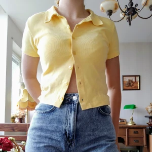 Ljusgul kofta - Ljusgul kofta från Little Sister i storlek 116 men som du ser så kan jag som vanligtvis har storlek S, ha den. Säljs då den är väldigt fin men inte kommit till användning.