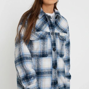 Blå Rutig skjortjacka  - Jag köpte denna skjortjacka från Urban Outfitters i London för 1200kr. Använd få gånger och är i nyskick. Säljer då jag har flera liknande jackor. Storlek XS men den ska vara oversized och funkar därav för XS-M