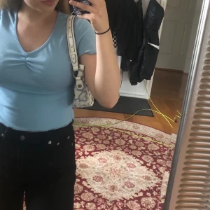 Vit och blå baguette väska - Vit och blå mönstrad baguette väska. Blå inuti med ett fack med dragkedja. Fint skick. Nuvarande bud: 185 inklusive frakt 🤍 INGA OSERIÖSA BUD tack!! 