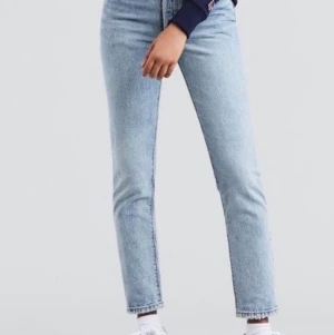 Levi’s 501 lovefool jeans - Säljer nu mina favorit jeans💕 Använda högst 3 gånger💕 Skrynkliga pga varit vikta i min garderob💕 inköpta för ca 1200 kr💕 Tvättade högst 2 gånger💕 Slitningarna är med mening💕 Ej fläckar💕 Slutar vid anklarna på mig som är 163💕 Dm för frågor💕